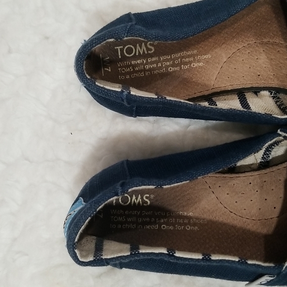 Tom's canvas Blue Shoes. 7 - Picture 3 of 8